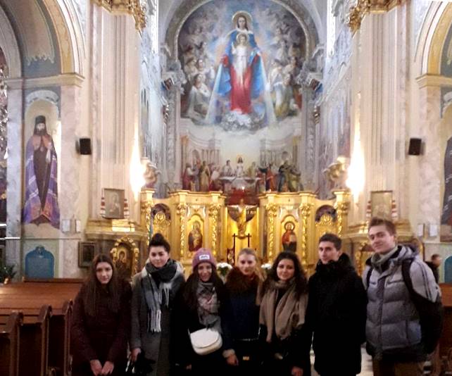 Студенти в Архикатедральному соборі Непорочного Зачаття Пресвятої Богородиці